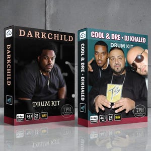 K&ouml;nnte beinhalten: Zwei Produktboxen f&uuml;r Drumkits. Die linke Box tr&auml;gt die Aufschrift "DARKCHILD DRUM KIT" mit einem Foto eines Mannes. Die rechte Box tr&auml;gt die Aufschrift "COOL & DRE &bull; DJ KHALED DRUM KIT" mit einem Foto von drei M&auml;nnern. Beide Boxen haben Audiospezifikationen.