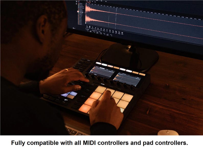 K&ouml;nnte beinhalten: Ein schwarzer MIDI-Controller mit beleuchteten Pads und zwei kleinen Bildschirmen wird verwendet. Der Controller befindet sich auf einer Holzoberfl&auml;che, mit einem Computermonitor, der Audio-Wellenformen im Hintergrund anzeigt. Der Text unten lautet "Fully compatible with all MIDI controllers and pad controllers."
