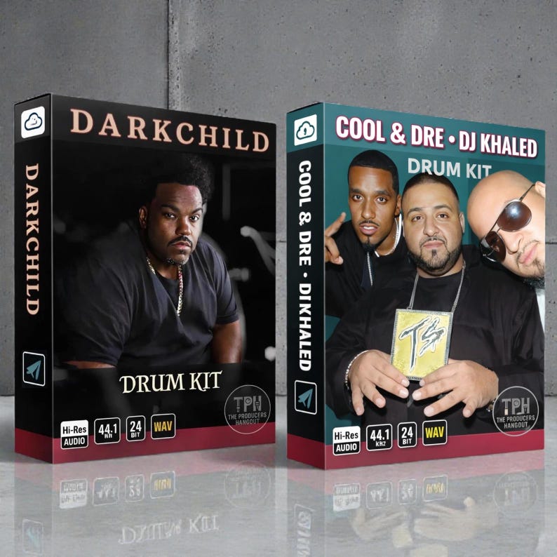 K&ouml;nnte beinhalten: Zwei Produktboxen f&uuml;r Drumkits. Die linke Box tr&auml;gt die Aufschrift "DARKCHILD DRUM KIT" mit einem Foto eines Mannes. Die rechte Box tr&auml;gt die Aufschrift "COOL & DRE &bull; DJ KHALED DRUM KIT" mit einem Foto von drei M&auml;nnern. Beide Boxen haben Audiospezifikationen.
