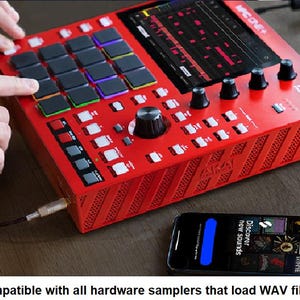 K&ouml;nnte beinhalten: Ein rotes Akai MPC One+ Musikproduktionszentrum mit schwarzen Kn&ouml;pfen und Pads. Das Ger&auml;t hat einen Bildschirm, der eine Musikproduktions-Oberfl&auml;che anzeigt. Ein Smartphone mit einer Musik-App befindet sich neben dem Ger&auml;t. Der Text "Discover new sounds" ist sichtbar.