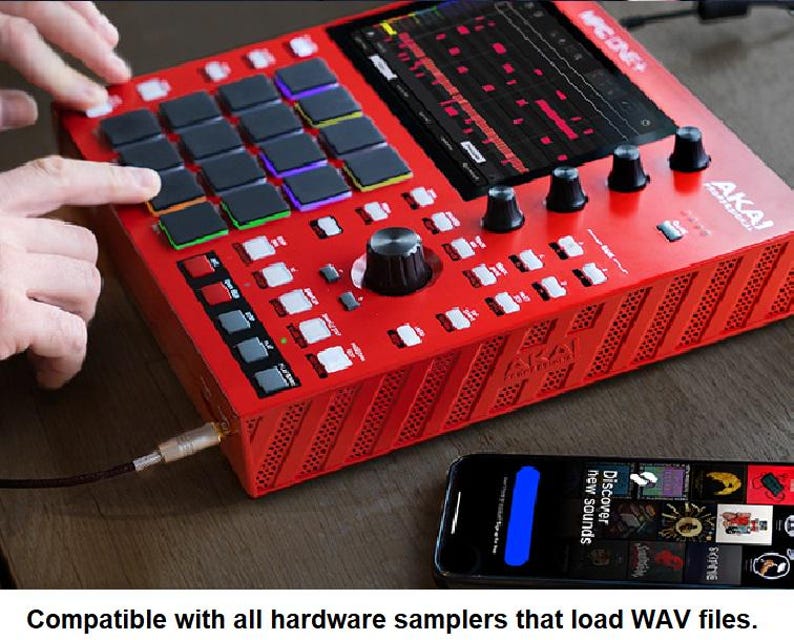K&ouml;nnte beinhalten: Ein rotes Akai MPC One+ Musikproduktionszentrum mit schwarzen Kn&ouml;pfen und Pads. Das Ger&auml;t hat einen Bildschirm, der eine Musikproduktions-Oberfl&auml;che anzeigt. Ein Smartphone mit einer Musik-App befindet sich neben dem Ger&auml;t. Der Text "Discover new sounds" ist sichtbar.