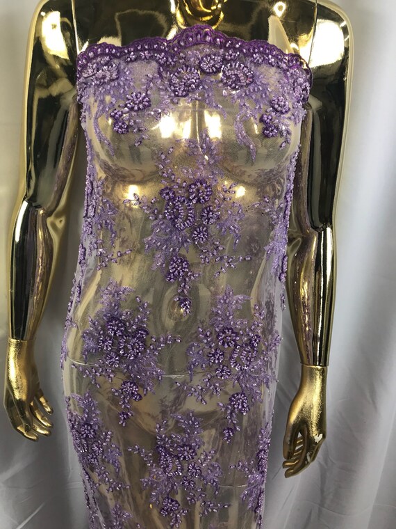 Tissu perlé - brodé de la dentelle brodée à la de main lila avec pierres précieuses paillettes fleur mariée maille robe mariage par la Cour ee7040 Tissu perlé - brodé de la dentelle brodée à la de main lila avec pierres précieuses paillettes fleur mariée maille robe mariage par la Cour ee7040