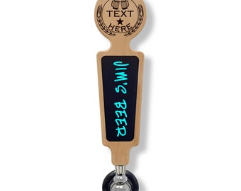 Tirador de cerveza de madera de cerezo personalizado con pizarra y logotipo grabado.