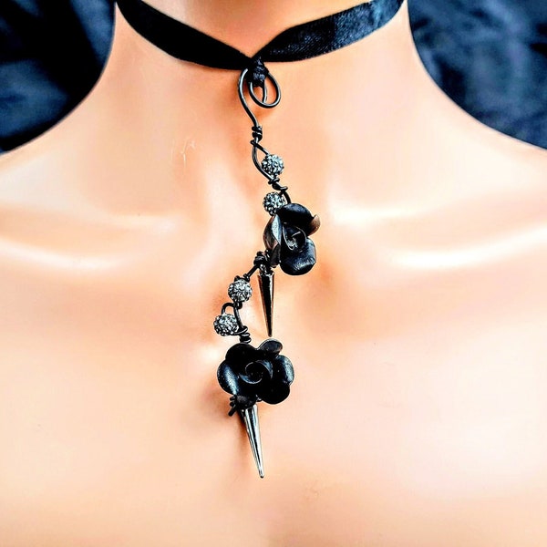 Unieke zwarte zachte goth rose & rokerige grijze hematiet pave kralen kraag ketting, Edgy zilveren puntige drop lint choker, elegante statement sieraden