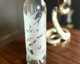 Botella de vino grabada a mano, serpiente y flores