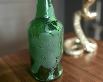 Botella grabada a mano, serpiente y flores