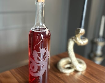 Botella de vino grabada a mano, serpiente y flores