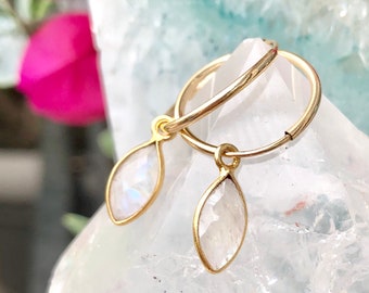 Pendientes curativos, pendientes de aro con piedra lunar, aros con piedras preciosas, pendientes minimalistas, en aros rellenos de oro de 14 kt, aros de plata esterlina, regalo para ella