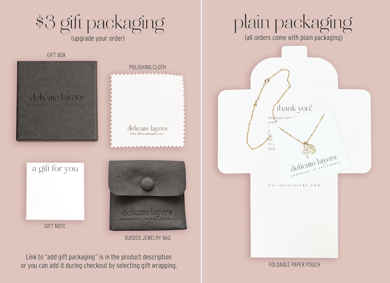 Puede incluir: Una caja de regalo gris oscuro, un pa&ntilde;o de pulido blanco, una tarjeta de nota de regalo blanca con el texto a gift for you y una bolsa de joyer&iacute;a de gamuza gris oscuro. Un sobre de papel blanco plegable contiene un collar dorado con una cruz.
