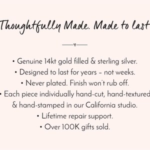 Puede incluir: Un gr&aacute;fico informativo de color rosa claro con texto oscuro que dice: Thoughtfully Made. Made to last. Genuine 14kt gold filled & sterling silver. Designed to last for years &ndash; not weeks. Never plated. Each piece individually hand-cut, hand-textured & hand-stamped in our California studio. Lifetime repair support. Over 100K gifts sold.