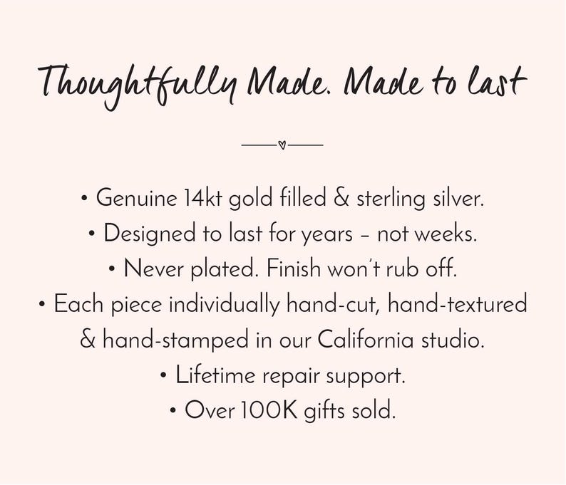 Puede incluir: Un gr&aacute;fico informativo de color rosa claro con texto oscuro que dice: Thoughtfully Made. Made to last. Genuine 14kt gold filled & sterling silver. Designed to last for years &ndash; not weeks. Never plated. Each piece individually hand-cut, hand-textured & hand-stamped in our California studio. Lifetime repair support. Over 100K gifts sold.