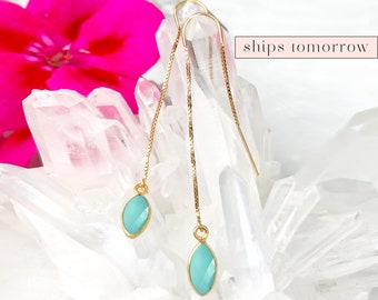 Pendientes colgantes de calcedonia aguamarina, pendientes minimalistas de enhebrar, pendientes de enhebrar con piedra de nacimiento de marzo, regalo para dama de honor, pendientes azul aguamarina, chapados en oro