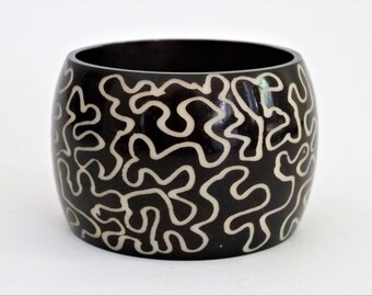 Brown and cream wide chunky plastic cuff bangle/bracelet with squiggly pattern/Retro bracelet/bangle