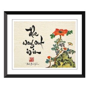 La salida está dentro - Flor de peonía y roca - Cita de Thich Nhat Hanh