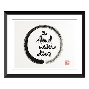 Könnte beinhalten: Schwarz-weiß-Tintenzeichnung eines Kreises mit den Worten "a cloud never dies" darin. Das Bild ist in einem schwarzen Rahmen gerahmt.