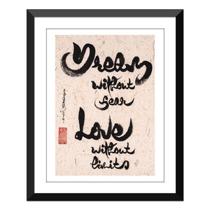 Op de afbeelding: Zwart-witte kalligrafie-kunstprint met de tekst "Dromen zonder angst, Liefde zonder grenzen".