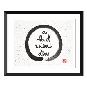 Könnte beinhalten: Schwarz-weiß gerahmter Druck mit einem schwarzen Tintenkreis und dem Text "a cloud never dies" in Kalligraphie. Der Druck hat einen weißen Hintergrund mit einer gesprenkelten Textur.