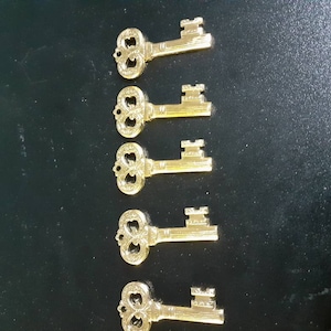 Set of 5 keys  Brass finish