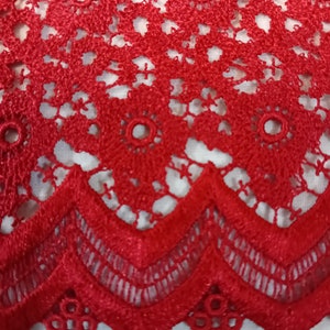 Dentelle Gipure, Galon dentelle, 23 cm de large. Boîte pilier rouge