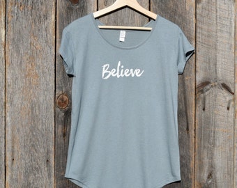 Believe (Women&#39;s Flowy T-shirt)