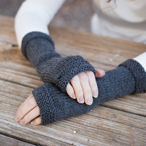 Outlander inspired, Castle Leoch fingerless gloves, Claire's gloves, gray knit fingerless gloves, Sassenach gloves, hand knit gauntlet