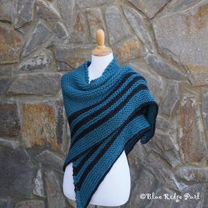 Frasers Ridge shawl, Outlander shawl, Carolina knit wrap, 100% Peruvian wool, triangle shawl, blue and black knit shawl