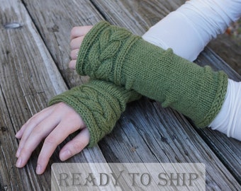 Merino wool fingerless mitts / Highland braid arm warmers / green knit gloves / Outlander inspired