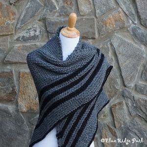 Outlander shawl, Frasers Ridge shawl, Carolina knit wrap, 100% Peruvian wool, triangle shawl, gray knit shawl