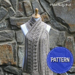 Könnte beinhalten: Ein brauner Strick Schal mit einem Spitzenmuster, drapiert über eine Schaufensterpuppe vor einem Hintergrund aus Steinmauer. Der Text "PATTERN" befindet sich auf einem blauen Kreis.