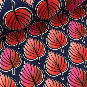 Peut inclure: Un tissu bleu marine avec un motif répétitif de feuilles rouges, roses et orange. Les feuilles ont un contour blanc et sont disposées en quinconce.