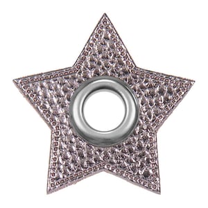 Könnte beinhalten: Ein silberner sternförmiger Metallösen mit einem Loch in der Mitte.