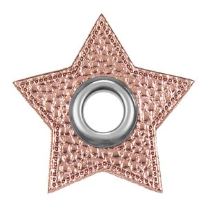 Può includere: Una toppa di tessuto a forma di stella color oro rosa con un occhiello in metallo argentato al centro.