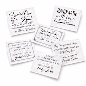 Puede incluir: Una colecci&oacute;n de etiquetas de tela blanca con texto negro, dise&ntilde;adas para edredones hechos a mano. Cada etiqueta presenta frases &uacute;nicas como "Handmade with love" y "You're One of a Kind", junto con el nombre del fabricante. Las etiquetas son cuadradas.