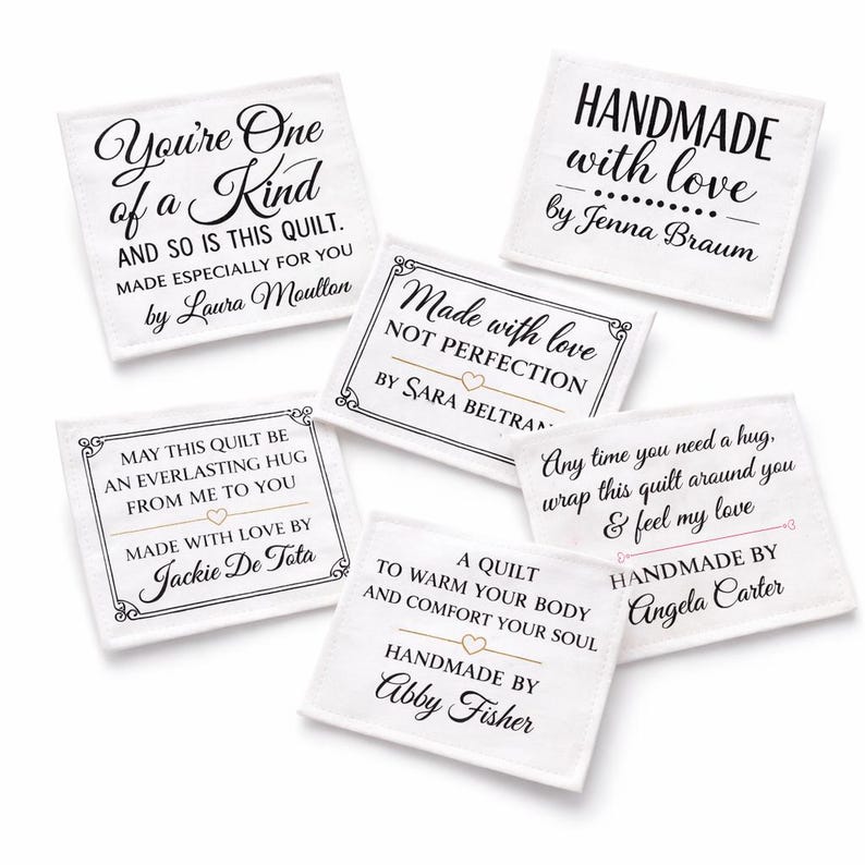Puede incluir: Una colecci&oacute;n de etiquetas de tela blanca con texto negro, dise&ntilde;adas para edredones hechos a mano. Cada etiqueta presenta frases &uacute;nicas como "Handmade with love" y "You're One of a Kind", junto con el nombre del fabricante. Las etiquetas son cuadradas.