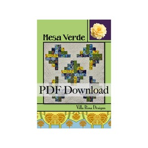 Puede incluir: Una portada de descarga PDF verde y blanca con el texto "Mesa Verde" y "PDF Download" en negro. La portada presenta un patrón de acolchado con un diseño floral amarillo y azul. La portada también incluye una pequeña imagen de una rosa amarilla.