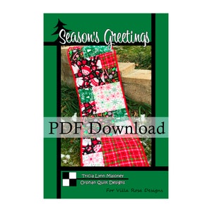 Puede incluir: Un patrón de descarga PDF para un camino de mesa navideño con un diseño de patchwork rojo, verde y blanco. El patrón se titula "Season's Greetings" y es de Tricia Lynn Maloney, Orphan Quilt Designs para Villa Rosa Designs.