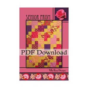 Puede incluir: Un patrón de acolchado descargable en PDF llamado "Senior Prom" con un diseño de patchwork de cuadrados amarillos, rosas y morados. El patrón de acolchado está diseñado por Villa Rosa Designs.