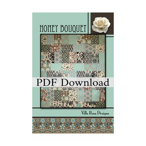 Puede incluir: Un patrón de acolchado descargable en PDF llamado "Honey Bouquet" de Villa Rosa Designs. El acolchado presenta un diseño de patchwork con una variedad de patrones florales y geométricos en tonos marrones, beige y azules.