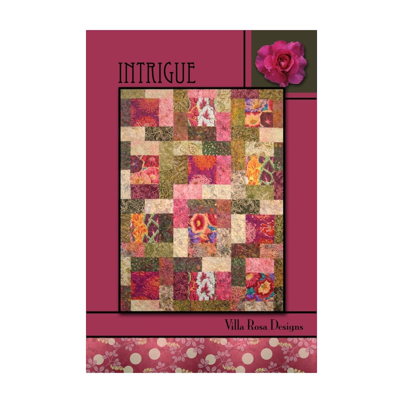 Op de afbeelding: Quiltpatroonontwerp met de titel "Intrigue" van Villa Rosa Designs. Het patroon bevat een patchwork van vierkante bloemenstof in tinten roze, groen en bruin.