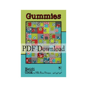 Könnte beinhalten: Ein PDF-Download-Muster für eine Quilt namens "Gummies" von Heidi Cook für Villa Rosa Designs. Die Quilt hat ein Patchwork-Design mit Quadraten aus rotem, grünem, blauem und grauem Stoff.