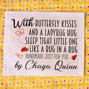 Etiqueta personalizada para edredón de bebé – Besos de mariposa Abrazo de mariquita – Etiqueta personalizada para edredón – Etiqueta hecha a mano para edredón de bebé – Algodón o poliéster