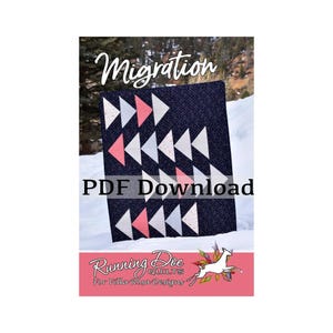 Pode incluir: Um download PDF para um padrão de colcha chamado "Migration" de Running Doe Quilts para Villa Rosa Designs. A colcha apresenta um design geométrico de triângulos brancos e rosa sobre um fundo azul escuro.