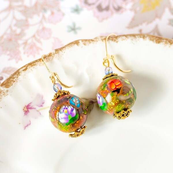 Boucles d'oreilles fleur nymphéas bleu mauve cuivré orangé vert, Perles polymère fait-main, Dormeuses laiton doré à l'or fin, Fête des mères