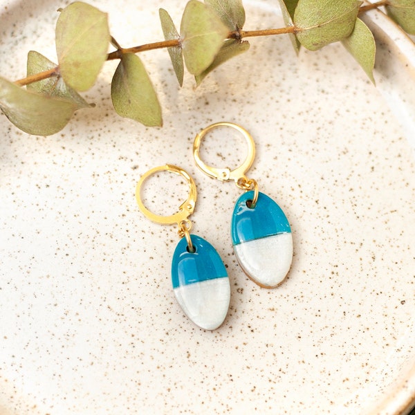 Boucles d'oreilles bleues blanc nacré en pâte Fimo résine, Dormeuses laiton doré à l'or fin, Bijoux Mariage Bohème Ethnique, Cadeau de Noël