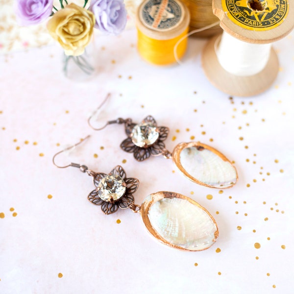 Boucles d'oreilles baroque nacre et coquillage, Cabochons cristal vintage, Estampes filigrannées et Dormeuses en laiton cuivré