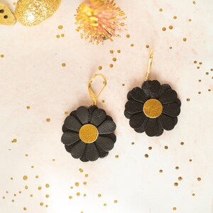 Boucles d&#39;oreilles fleurs en cuir, Couleur au choix, Dormeuses laiton doré à l&#39;or fin, cadeau de Noël