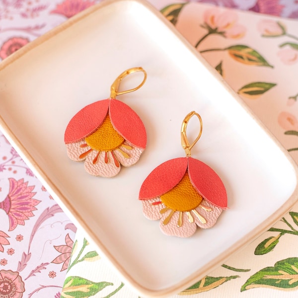 Boucles d'oreilles fleurs de cerisier en cuir corail jaune rose, Dormeuses en laiton doré à l'or fin 24 carats, Cadeaux de Noël