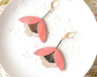 Orecchini a forma di fiore rosa e beige in pelle riciclata, orecchini a lobo in ottone placcato oro 24 carati, ipoallergenici, regalo di nozze