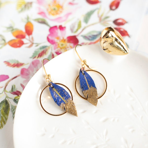 Boucles d'oreilles plumes cuir bleu roi, Dormeuses laiton doré à l'or fin sans allergènes, Mariage Bohème, Cadeau Saint-Valentin, Pâques