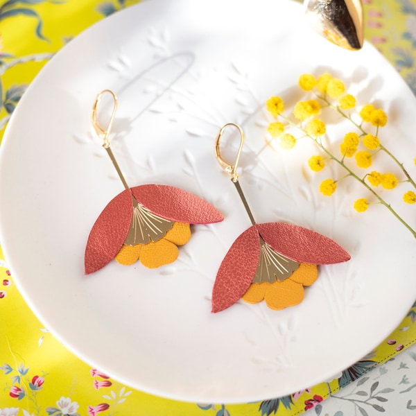 Boucles d'oreilles rouge cuivré et jaune orangé, Fleur de Ginkgo en cuir et Dormeuses laiton doré à l'or fin 24 carats, Style Bohème chic